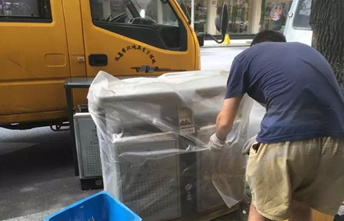 義烏這個果皮箱有“搞頭”,上面還可以發布公益廣告