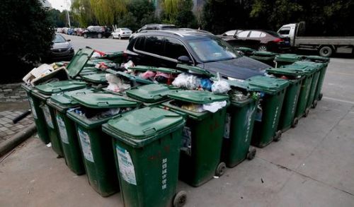 汽車被垃圾桶包圍是被惡搞還是得罪人了？