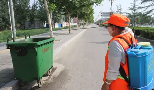 致敬環衛工人，細心消除垃圾桶邊的蚊蠅