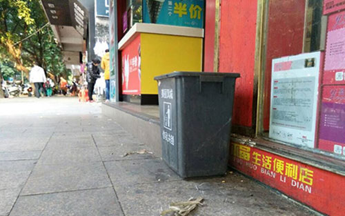 垃圾桶當足球踢？！城區大半年累計丟近千個垃圾桶